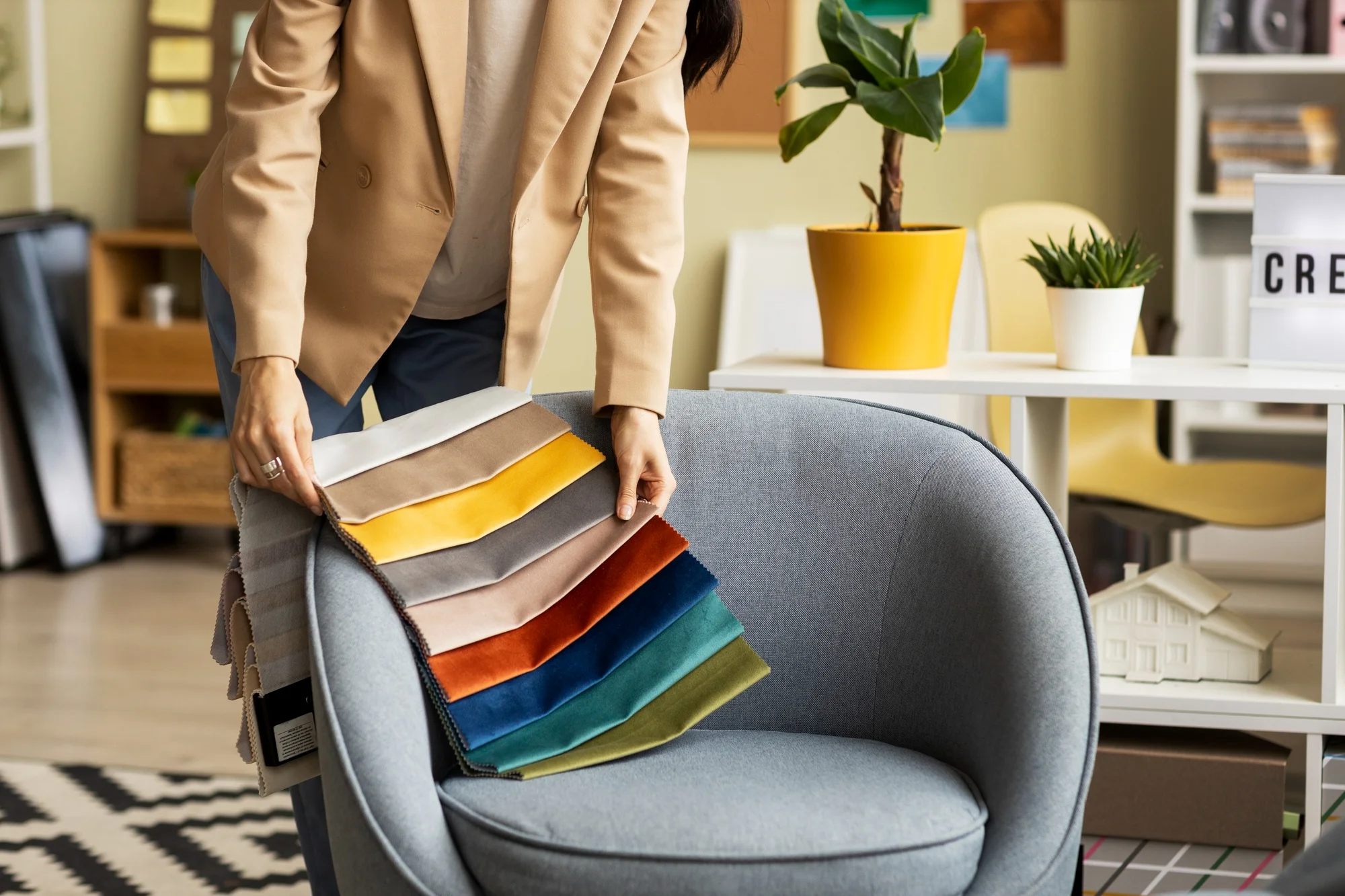 joven eligiendo color de sillón