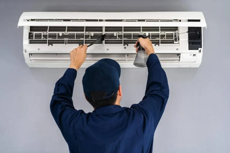 técnico en aire acondicionado reparando
