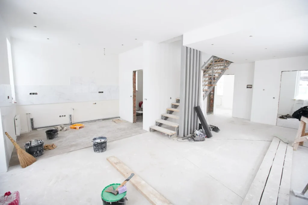 Espacio interior diáfano durante el proceso de rehabilitación para una reforma de vivienda en Madrid
