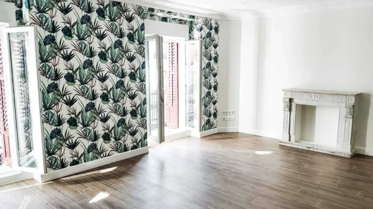Reformadísimo: salón reformado con papel vegetal y chimenea clásica