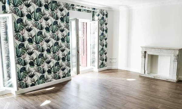 Reformadísimo: salón reformado con papel vegetal y chimenea clásica
