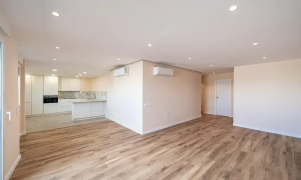 Reformaplus: interior reformado con cocina abierta y suelo de madera
